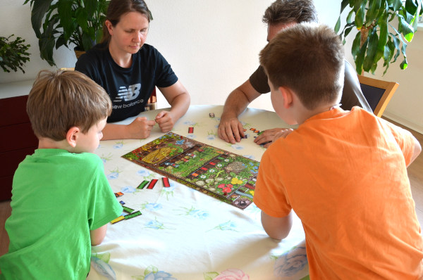 Wir spielen als Familie das Kinderspiel "Da ist der Wurm drin"